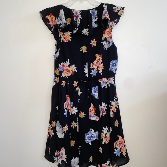 GREAT TRANSITION PIECE-- Beautiful Dress- Work or Date Night-- - Picture 4 of 4